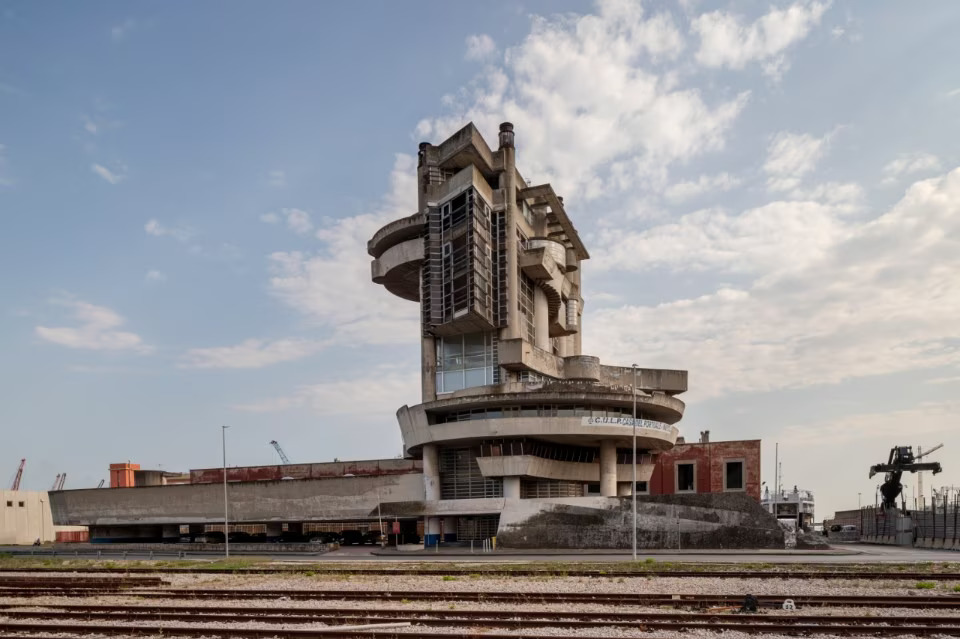 domus-Casa_del_Portuale_photo_Roberto_Conte-5.jpg.foto.rmedium.jpg