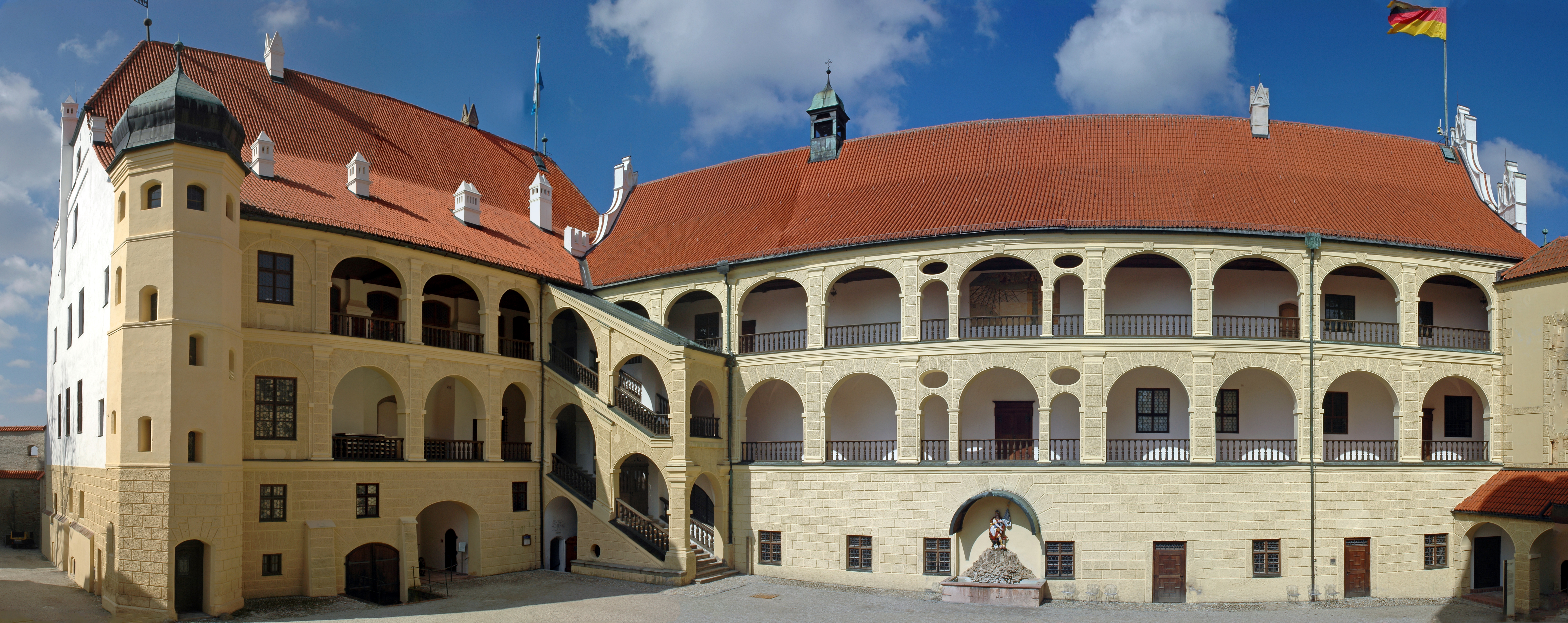 Burg_Trausnitz_-_Landshut_-_Panorama_Innenhof.jpg