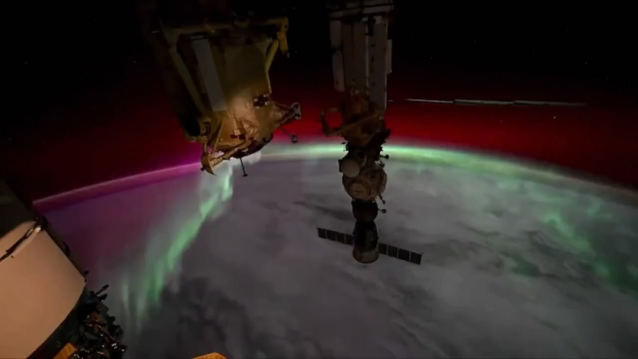 Northern_Lights_seen_from_space__video__-_ItemFix_20240820-16511057.jpg