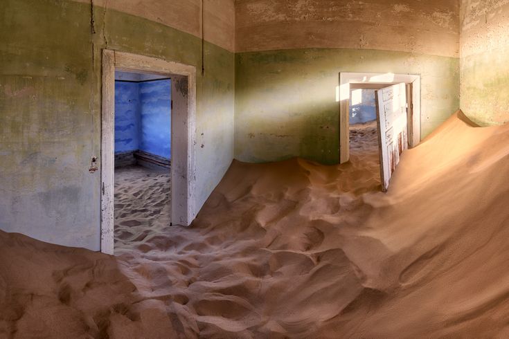 Ghost_Town_of_Kolmanskop_in_Namibia.jpg