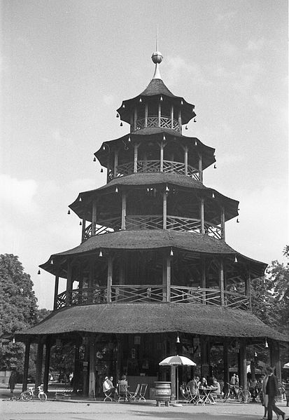 Chinesischer_Turm_im_Englischen_Garten_in_Munchen_-_1966.jpg