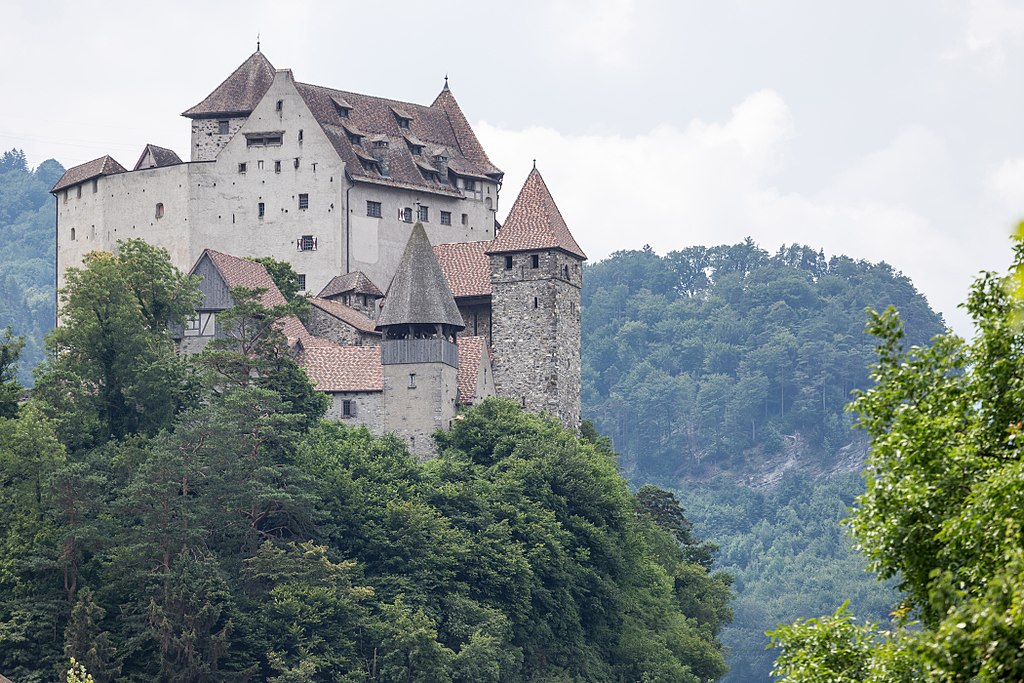 1024px-Burg_Gutenberg_in_Balzers__Liechtenstein._Ansicht_von_Nordost.jpg