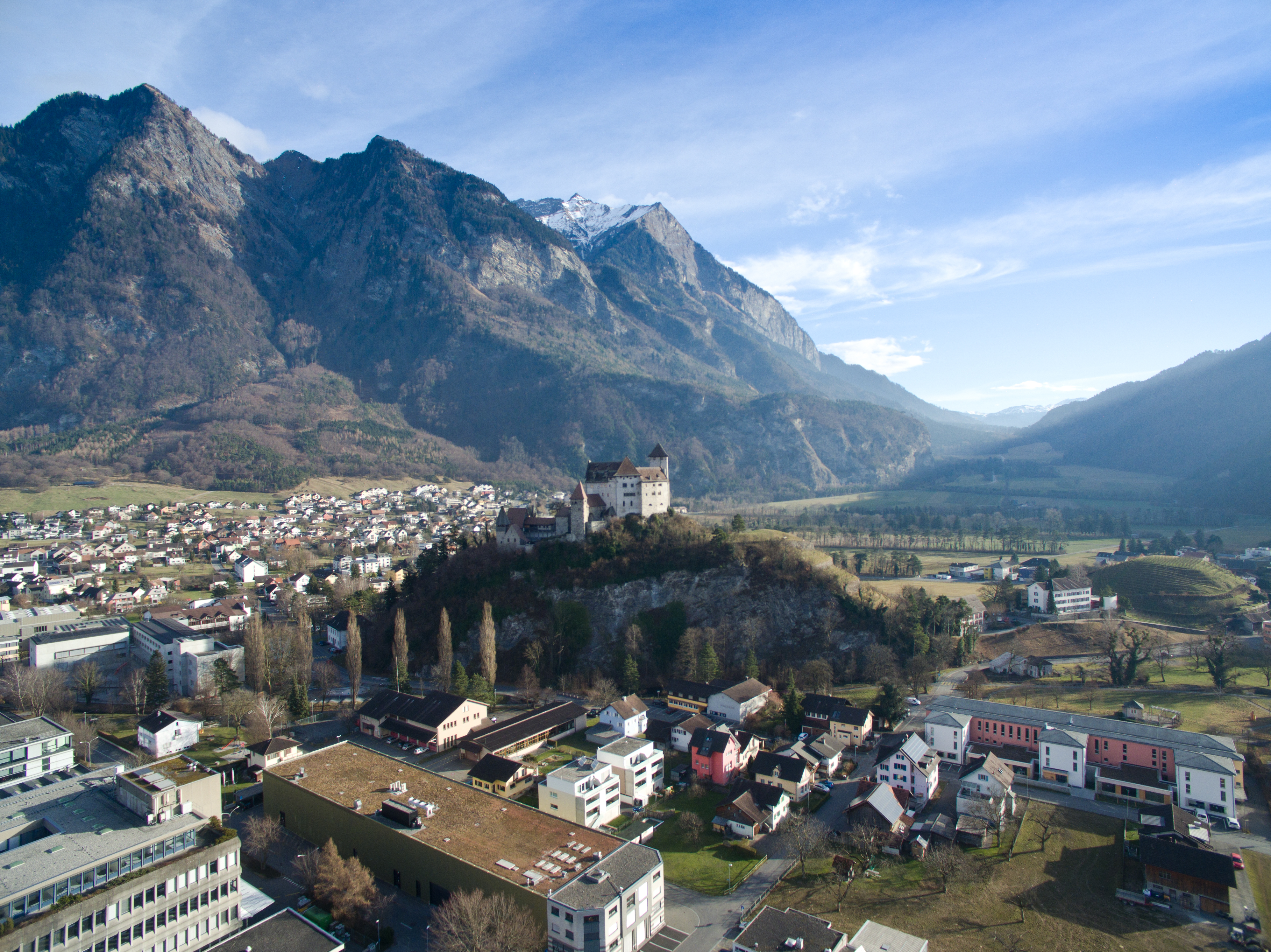 Luftaufnahme_Burg_Gutenberg__Schloss_Balzers_.jpg