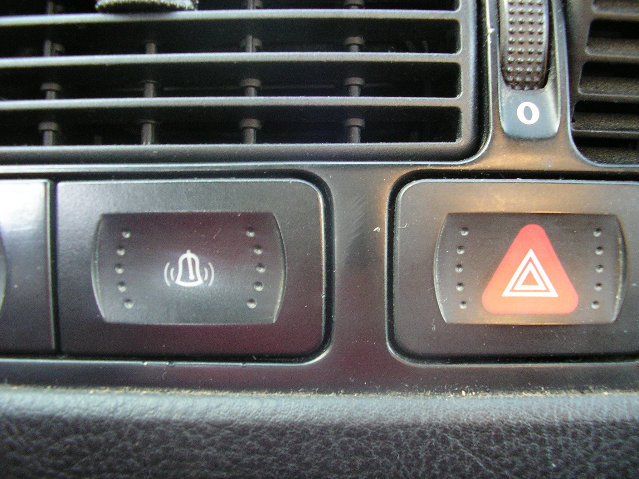 VWVortex.com - What button is that? vw golf iv 99?